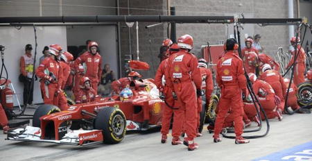 Fernando Alonso y sus mecánicos