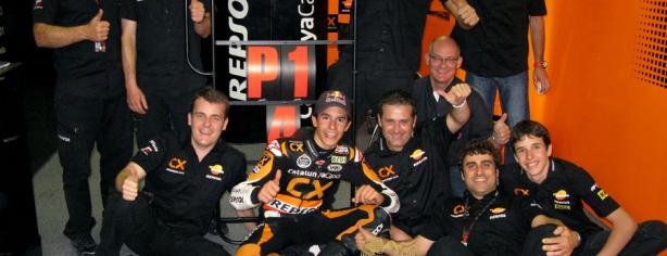Marc Márquez con su equipo