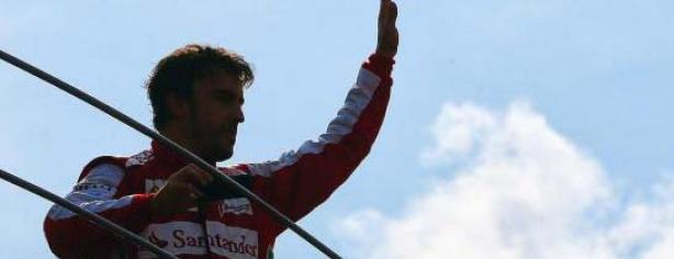 Fernando Alonso saluda a los aficionados en Monza/ lainformacion.com