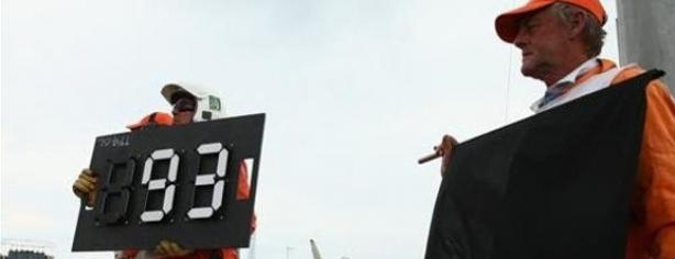 Los comisarios muestran la bandera negra a Márquez/ lainformacion.com/ Getty