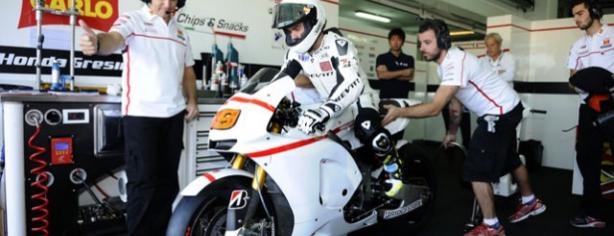 Álvaro Bautista con la moto del San Carlo Honda Gresini