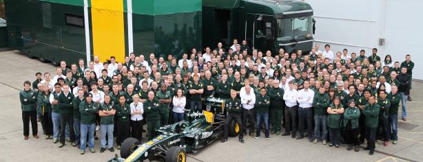 El equipo y trabajadores de Caterham en la sede de Norfolk