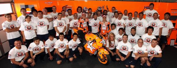 El equipo Repsol Honda celebra las 100 victorias