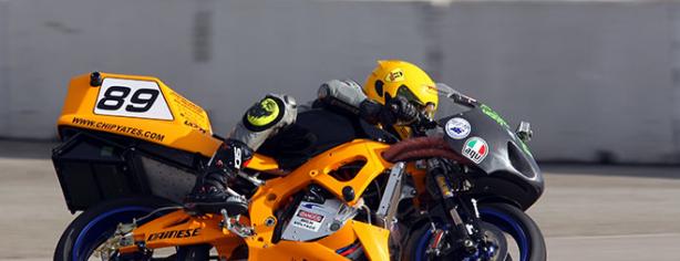 Chip Yates compitiendo con su moto eléctrica