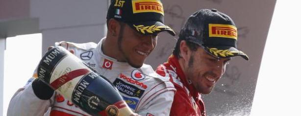 Lewis Hamilton y Fernando Alonso en el podio de Monza/ lainformacion.com/ Reuter