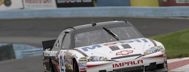 Lewis Hamilton en un coche de la Nascar