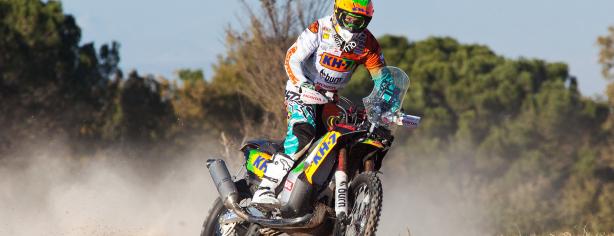 Laia Sanz con la moto en la que competirá en el Dakar 2014