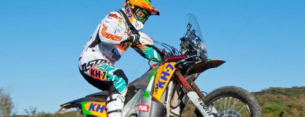 Laia Sanz entrenando para el Dakar 2014