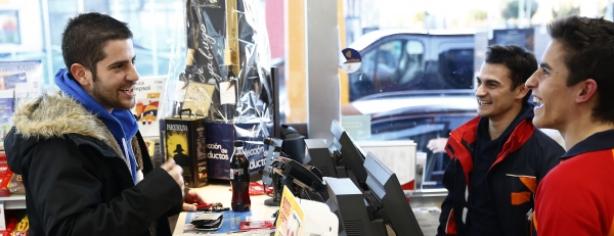 Márquez y Pedrosa atendiendo a un cliente/ Repsol