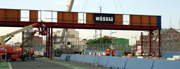 Montaje del puente de meta del Valencia Street Circuit