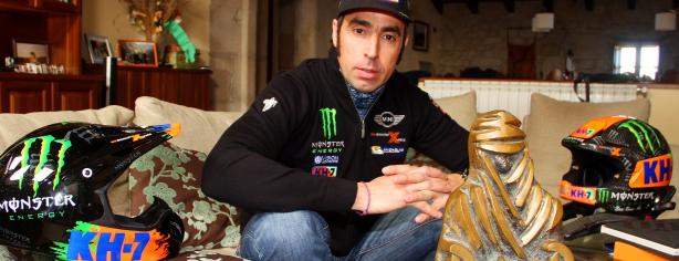 Nani Roma junto al trofeo de 2004