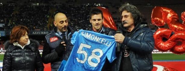 Paolo Simoncelli recoge la camiseta de homenaje a su hijo