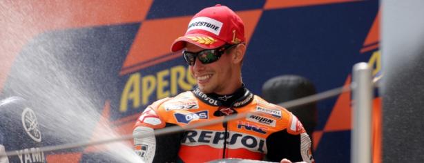 Casey Stoner en el podio de Catalunya
