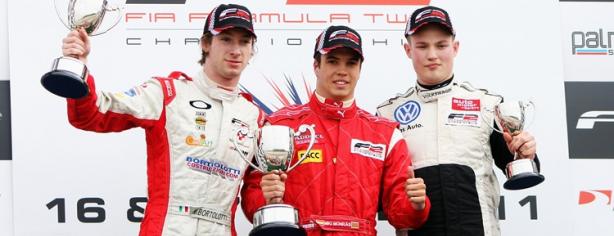 Miki Monrás en el podio de Silverstone