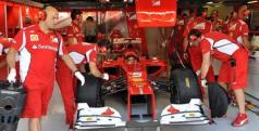 Los mecánicos de Alonso ponen a punto el Ferrari F2012/ lainformacion.com/ EFE