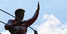 Fernando Alonso saluda a los aficionados en Monza/ lainformacion.com