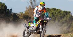 Laia Sanz con la moto en la que competirá en el Dakar 2014
