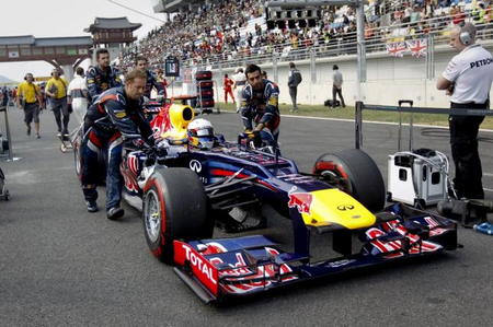 Sebastian Vettel con algunos de sus mecánicos